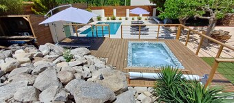 Swimming pool & Jacuzzi at the foot of the mountains.