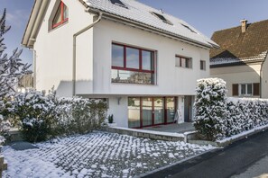 Vista frontal de la propiedad