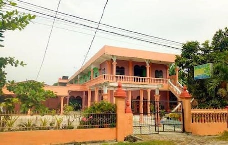 Exterior. Mutiara Hotel