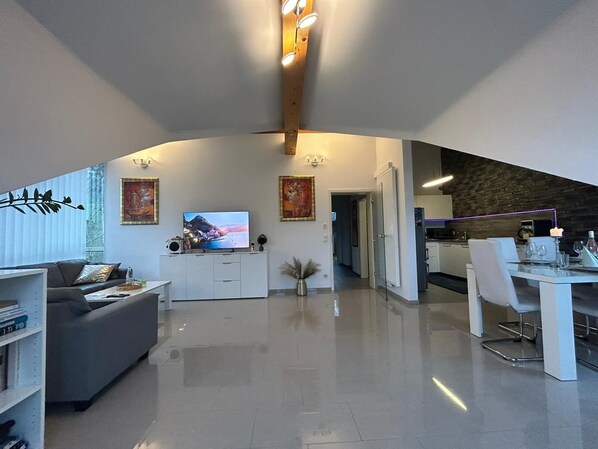 Smart TV, books - A&D vacation apartment, 87sqm with 2 bedrooms, kitchen and bathroom, max. 8 persons (Bühlertal)
