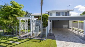 Il s’agit d’une propriété résidentielle dotée d’une allée couverte, d’un jardin clos et d’un garage.