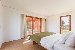 4 chambres, bureau, chambres insonorisées, fer et planche à repasser