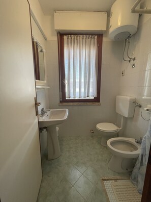 Douche, bidet, serviettes fournies, savon