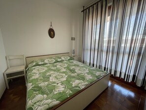 2 chambres, coffres-forts dans les chambres, draps fournis