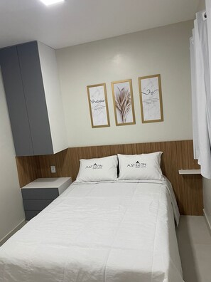 Individually decorated, desk, laptop workspace, free WiFi - Matzzon Apart Hotel (Joao Camara)