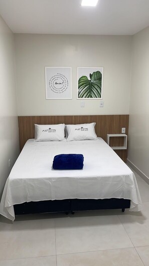 Individually decorated, desk, laptop workspace, free WiFi - Matzzon Apart Hotel (Joao Camara)