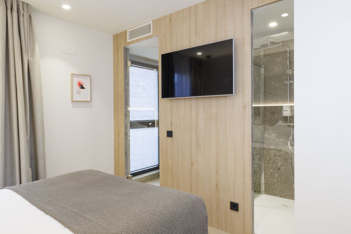 Comfort Double Room | In-room safe, desk, laptop workspace, blackout drapes