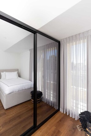 4 chambres, coffres-forts dans les chambres, bureau