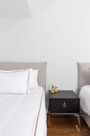 4 Schlafzimmer, Zimmersafe, Schreibtisch, Bügeleisen/Bügelbrett