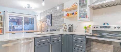 Réfrigérateur, four à micro-ondes, un four, surface de cuisson