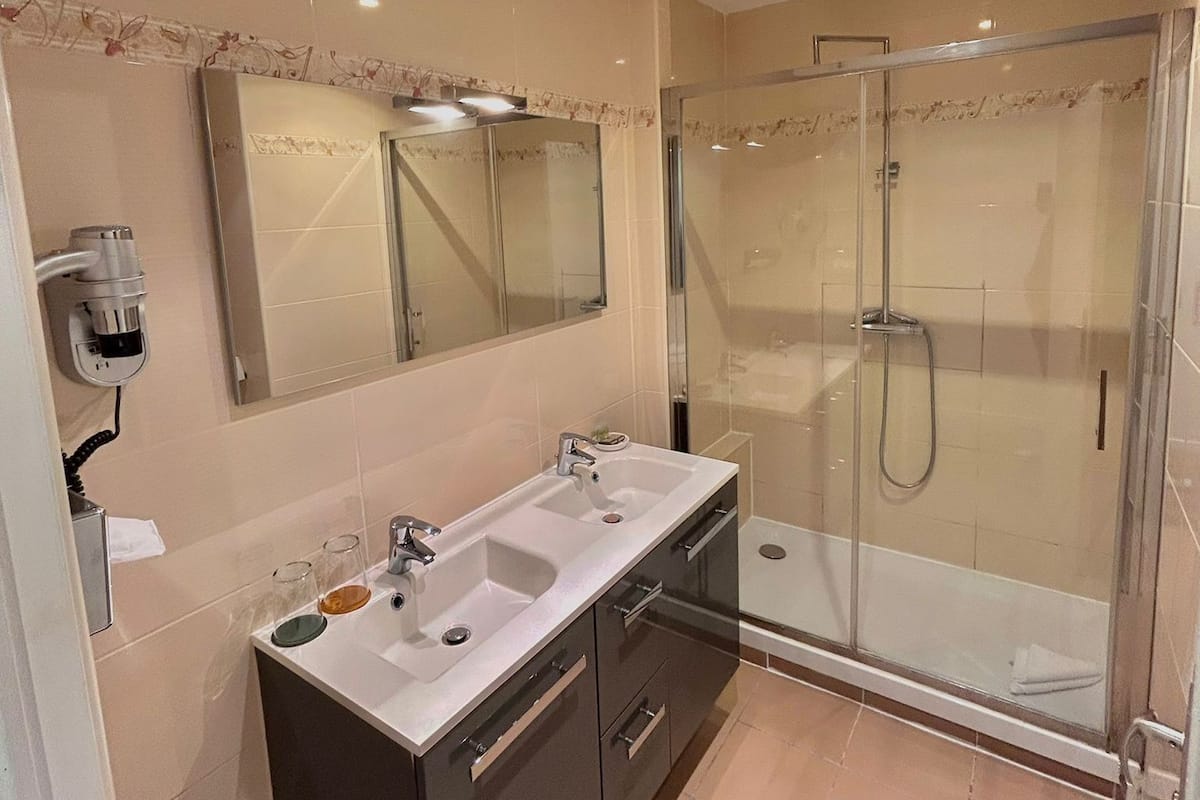 Comfort İki Ayrı Yataklı Oda | Banyo | Lüks banyo/kozmetik ürünleri, saç kurutma makinesi, havlu, sabun