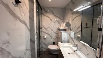 Articles de toilette de luxe, sĂšche-cheveux, serviettes fournies, savon