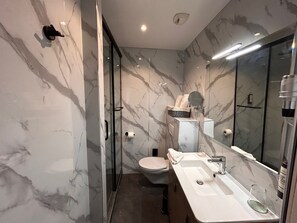 Artículos de tocador de diseñador, secador de pelo, toallas, jabón