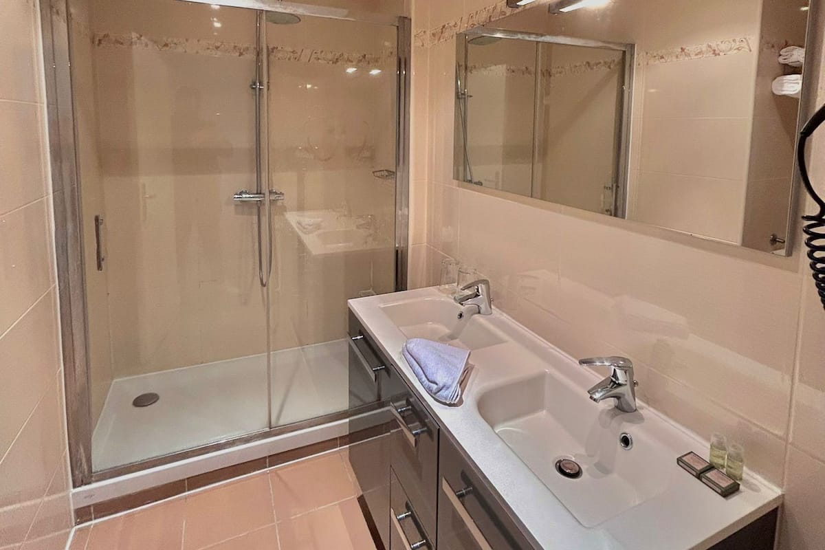 Comfort Tek Büyük Yataklı Oda | Banyo | Lüks banyo/kozmetik ürünleri, saç kurutma makinesi, havlu, sabun