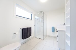 Douche, serviettes fournies, papier toilette