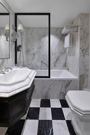 อ่างอาบน้ำ, ไดร์เป่าผม, เสื้อคลุมอาบน้ำ, โถสุขภัณฑ์แบบบิเดท์