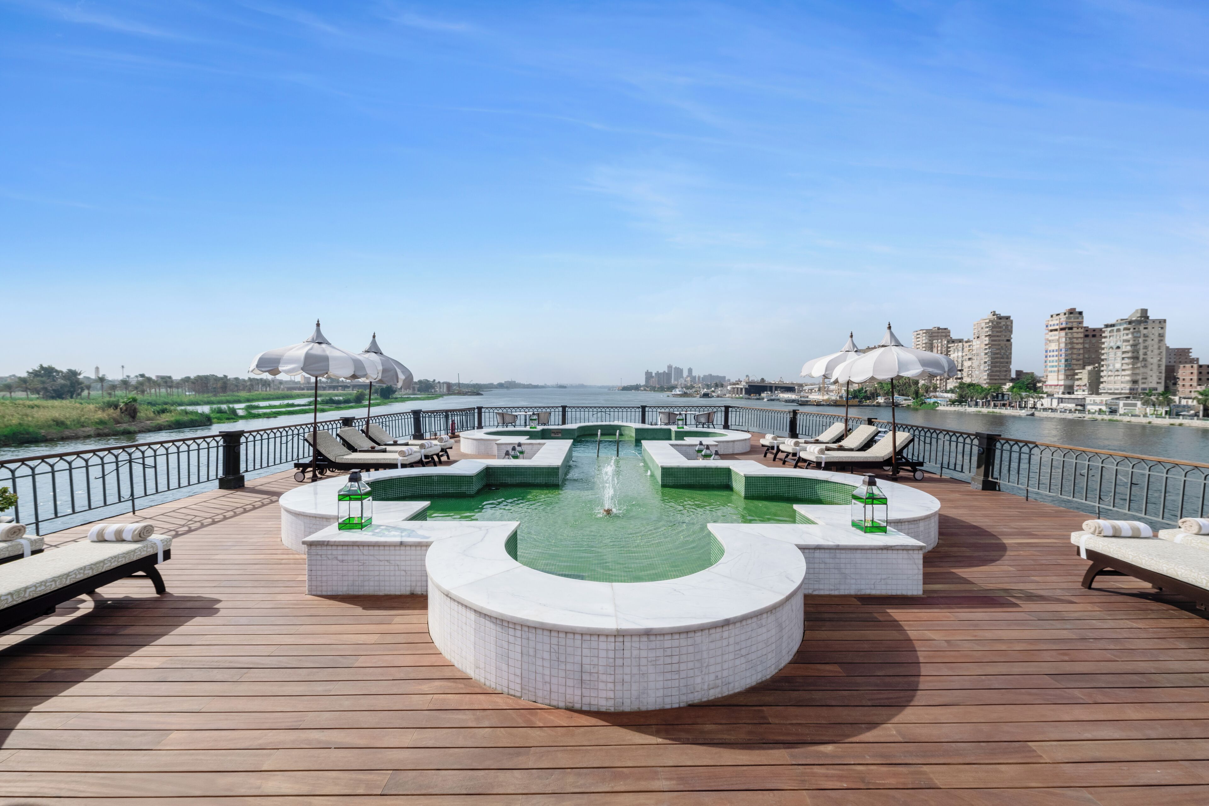 Hồ bơi ngoài trời 