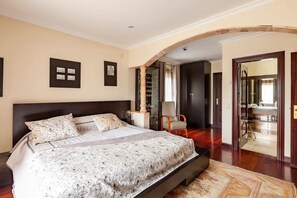 8 bedrooms, WiFi, bed sheets