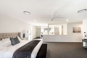 7 Schlafzimmer, Schreibtisch, Bügeleisen/Bügelbrett, WLAN