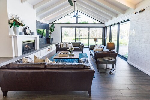 Whitevale Luxury Estate Pool Spa