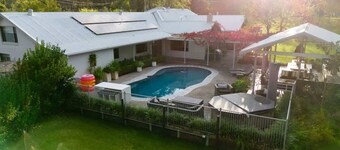 Whitevale Luxury Estate Pool Spa
