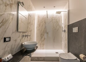 Deluxe Double Room | Bathroom | Shower, rainfall showerhead, free toiletries, hair dryer - PhotoRooms B&B (Syracuse)