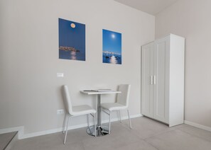 Deluxe Double Room | Frette Italian sheets, premium bedding, down comforters, pillowtop beds - PhotoRooms B&B (Syracuse)