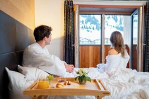 Ropa de cama hipoalergénica y caja de seguridad en la habitación