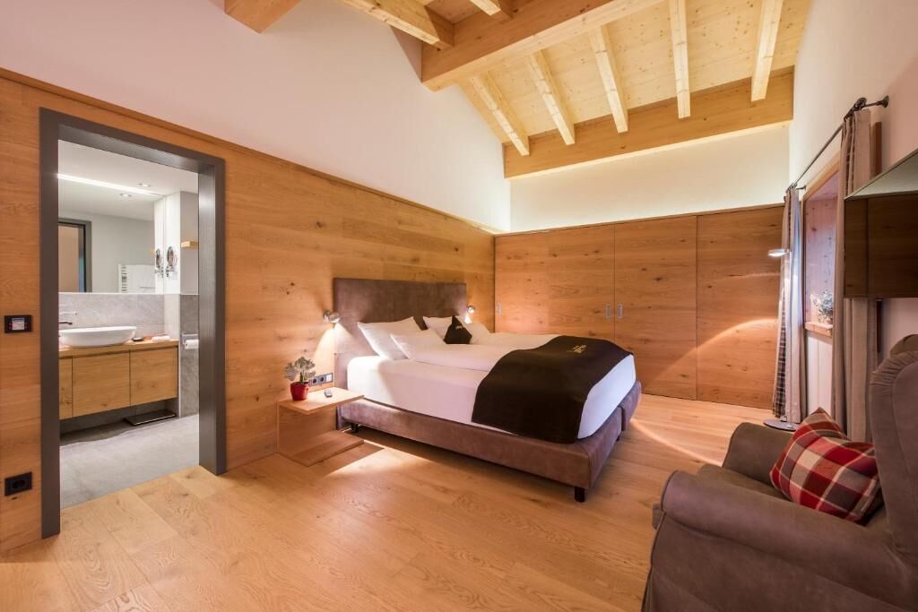 Laurus Suite | Allergikerbettwaren, Zimmersafe, kostenlose Babybetten, kostenloses WLAN