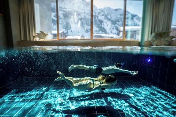 Alberca techada, acceso de 15:00 a 21:00, y camastros