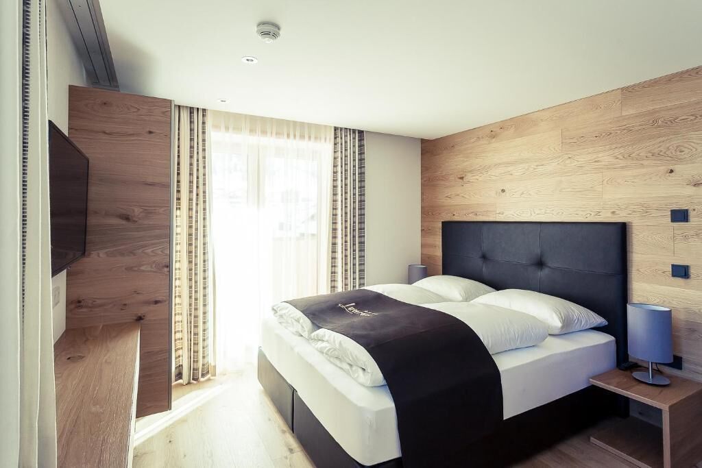 Ropa de cama hipoalergénica y caja de seguridad en la habitación 