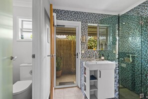 Bathroom - Stingray - Gorgeous Fully Renovated Townhouse Central Ballina (Ballina)