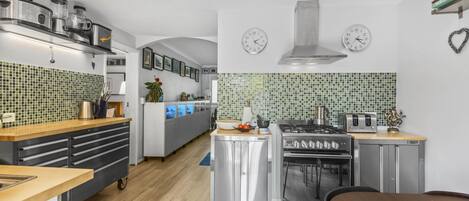 Microonde, piano cottura, lavastoviglie