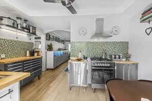 Microwave, stovetop, dishwasher - Stingray - Gorgeous Fully Renovated Townhouse Central Ballina (Ballina)