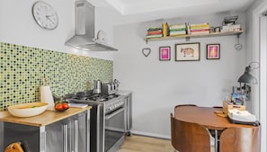 Refrigerador, microondas, parrilla de estufa y tostadora 