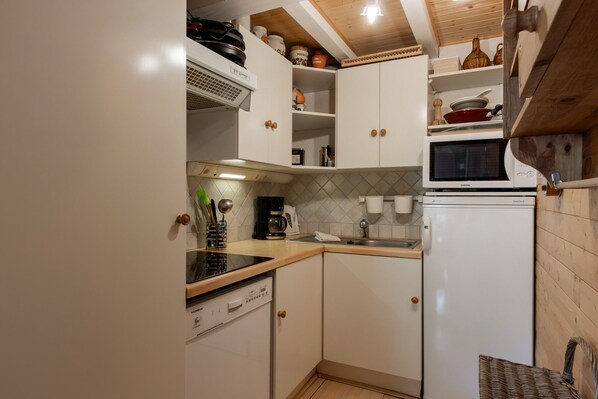 Fridge, microwave, stovetop, dishwasher