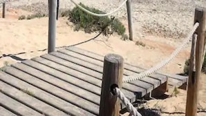 En la playa, arena blanca, sillas reclinables de playa, sombrillas