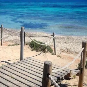 On the beach, white sand, sun loungers, beach umbrellas - Meridium Apartments & Beach Club (Formentera)