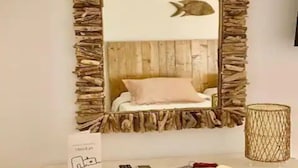 1 habitación, cubrecamas y caja de seguridad en la habitación 