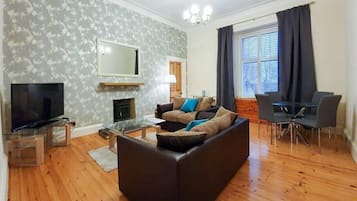 Smart TV, fireplace, streaming services