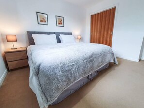 2 bedrooms, iron/ironing board, free WiFi, bed sheets - Hilton Wynd Apartment, Rosyth M90 near Edinburgh (Rosyth)