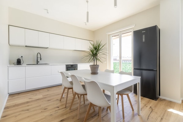 Fridge, oven, stovetop, dishwasher