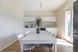 Fridge, oven, stovetop, dishwasher