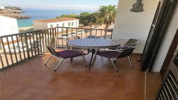 Apartamento, 2 quartos, vista para o mar | Sacada