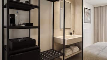 Deluxe Double Room with Balcony | Caja fuerte, sistema de insonorización, wifi gratis y ropa de cama