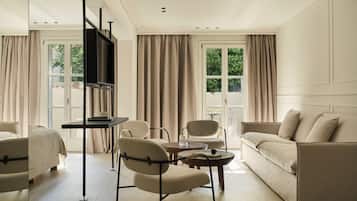 Deluxe Suite with Terrace | In-room safe, soundproofing, free WiFi, bed sheets