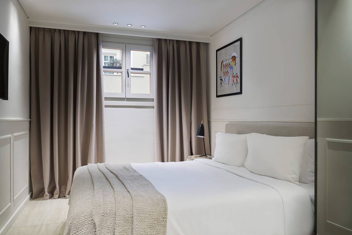 Standard Double Room with Window | In-room safe, soundproofing, free WiFi, bed sheets