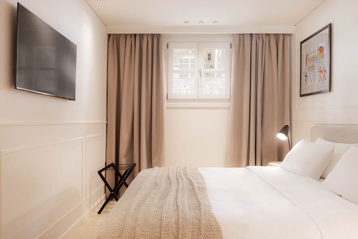 Standard Double Room with Window | In-room safe, soundproofing, free WiFi, bed sheets