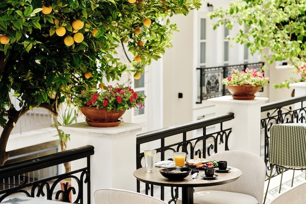 Café da manhã com buffet grátis todos os dias