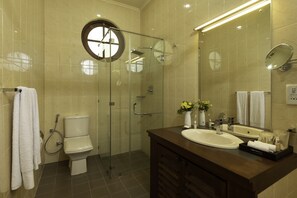 Superior Deluxe Twin Room | Bathroom | Free toiletries, hair dryer, bathrobes, slippers - Jetwing Hoffmann Bungalow (Welimada)